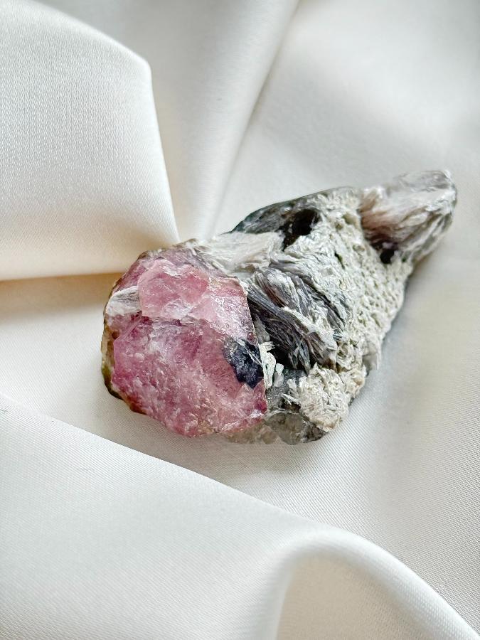 Дравит, рубеллит, кварц, альбит, лепидолит 5,9 х 3,5 х 2,3 см OBM-1591, фото 3