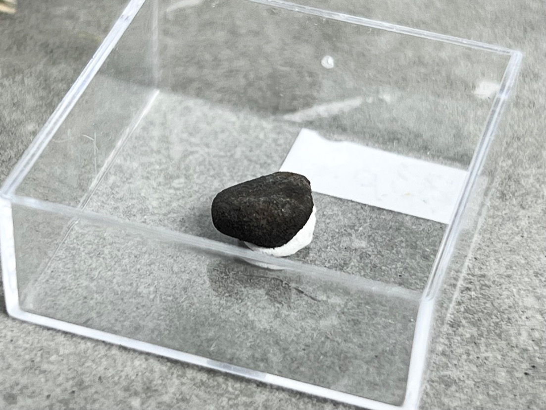 Метеорит каменный хондрит в пластиковом боксе MT-0024, фото 4