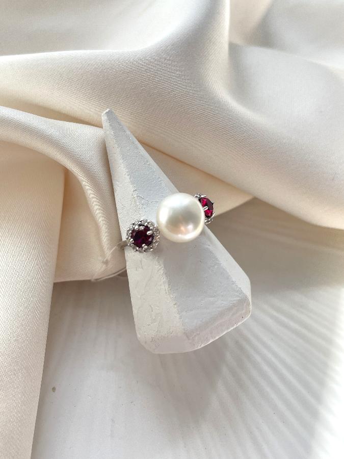 купить Кольцо из серебра с жемчугом и красным корундом, 17,5 размер , фото 3