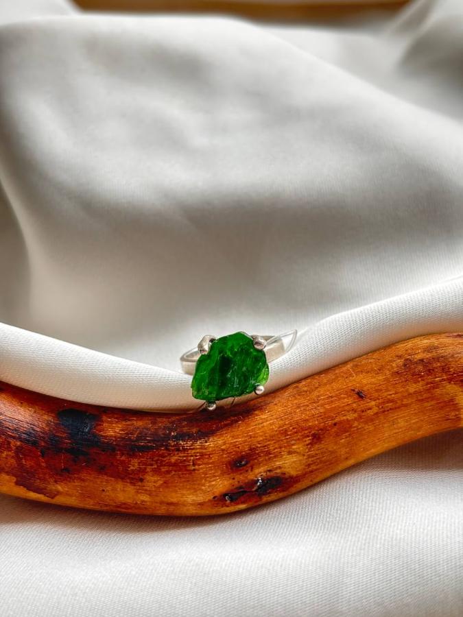 купить Кольцо из серебра с хромдиопсидом  , фото 2
