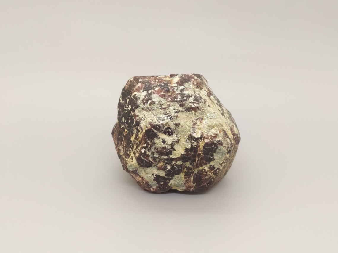 Альмандин (гранат), кристалл 5,6х5,3х6,4 см 2020104, фото 1