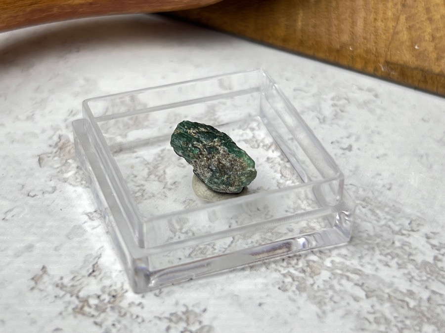 Образец зелёного берилла (изумруд) в пластиковом боксе OBM-1319, фото 4