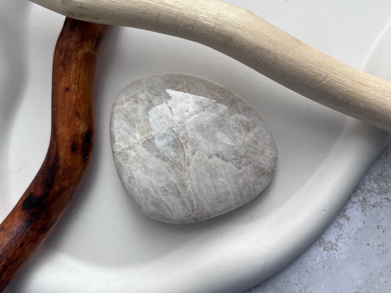 Беломорит (лунный камень) полировка, 5,6 х 5,4 х 1,4 см  POL-0150, фото 3