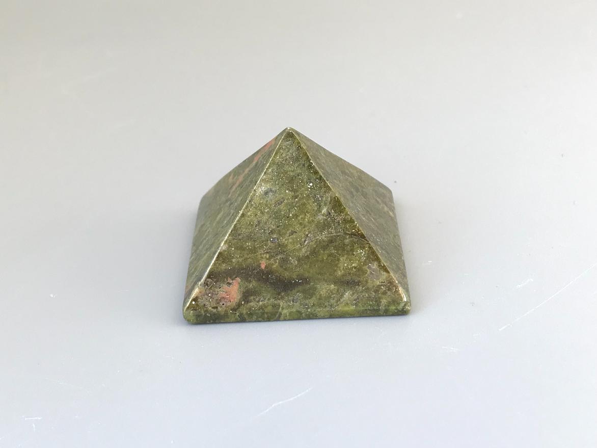 Пирамида из унакита 2,7х3,9х3,9 см PR-0030, фото 1