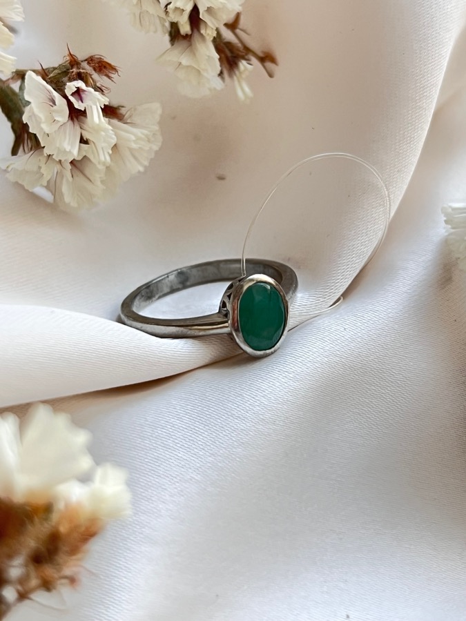 Кольцо из серебра с изумрудом (зелёный берилл) в огранке, 18 размер 558352, фото 1