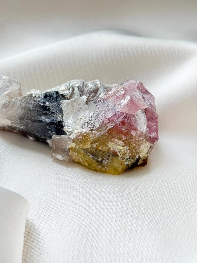 Дравит, рубеллит, кварц, альбит, лепидолит 5,9 х 3,5 х 2,3 см OBM-1591, фото 4