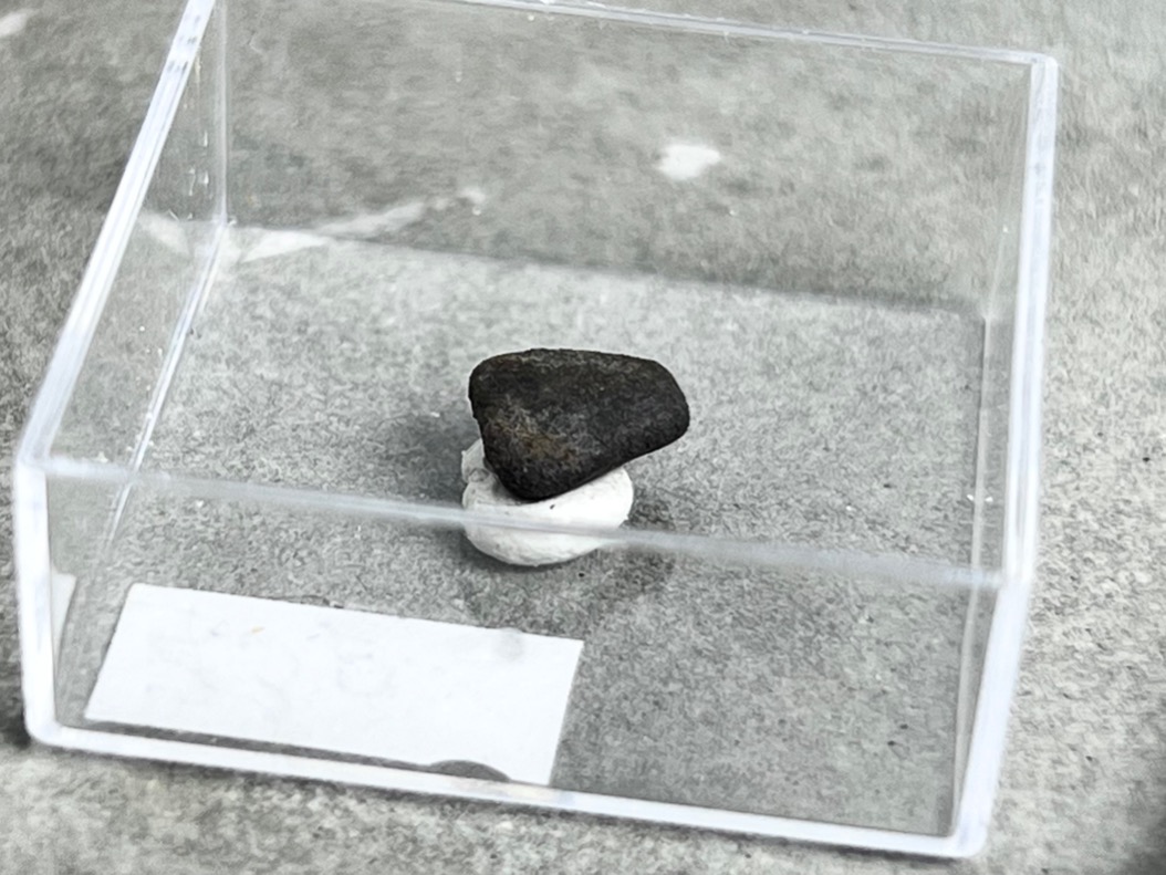 Метеорит каменный хондрит в пластиковом боксе MT-0024, фото 1