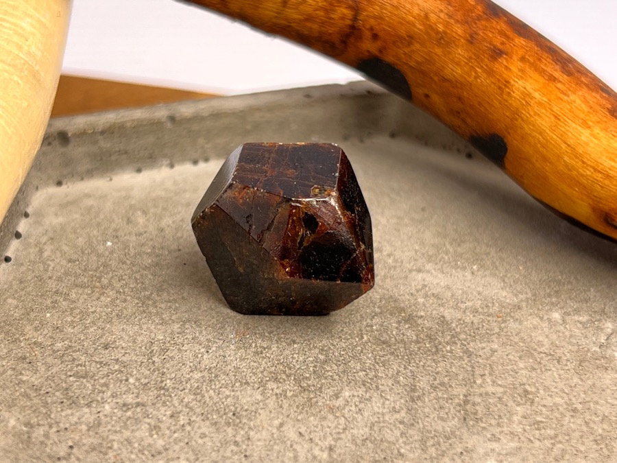 Альмандин (гранат), полировка 1,5 х 1,6 х 2,1 см POL-0346, фото 1