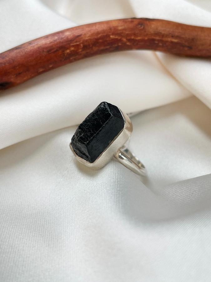 купить Кольцо из серебра с шерлом,16 размер , фото 2