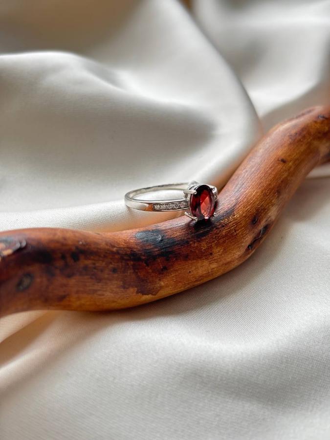 купить Кольцо из серебра с гранатом и фианитами  , фото 1