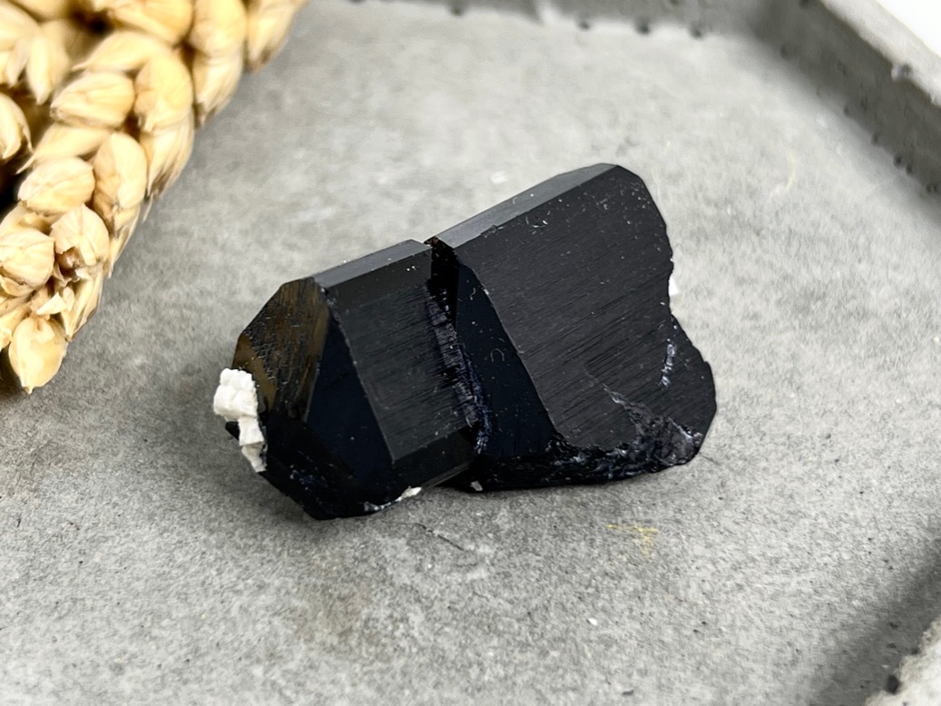 Шерл (чёрный турмалин) 3,1 х 2,5 х 1,6 см  OBM-0551, фото 3