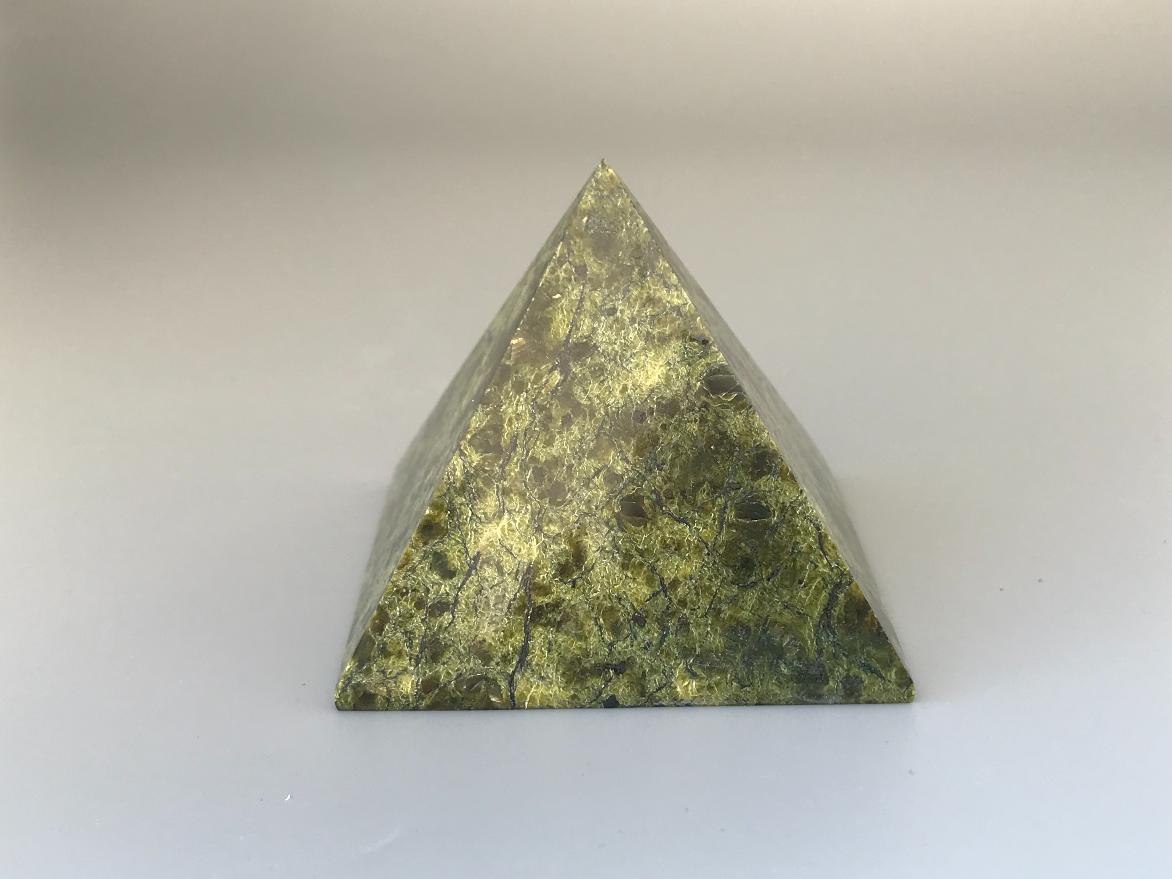 Пирамида из змеевика 5,5х6,3х6,3 см PR-0007, фото 1