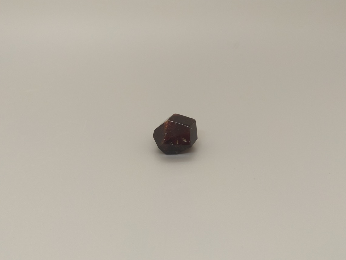 Альмандин (гранат), кристалл 1,5х1,6х1,6 см 2020100, фото 1