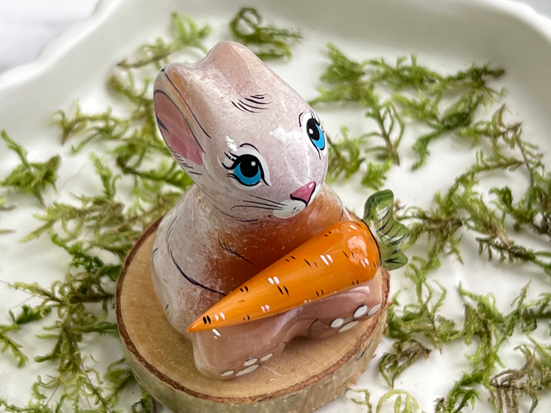 Кролик с морковкой из селенита  FG-0306, фото 1