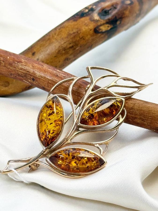 купить Брошь из серебра с красным янтарем в форме лепестка , фото 3