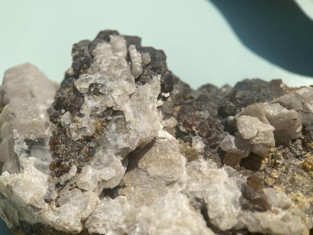 Гранат (андрадит), кварц, кальцит, 7,4 х 5,5 х 1,9 см. OBM-0250, фото 1
