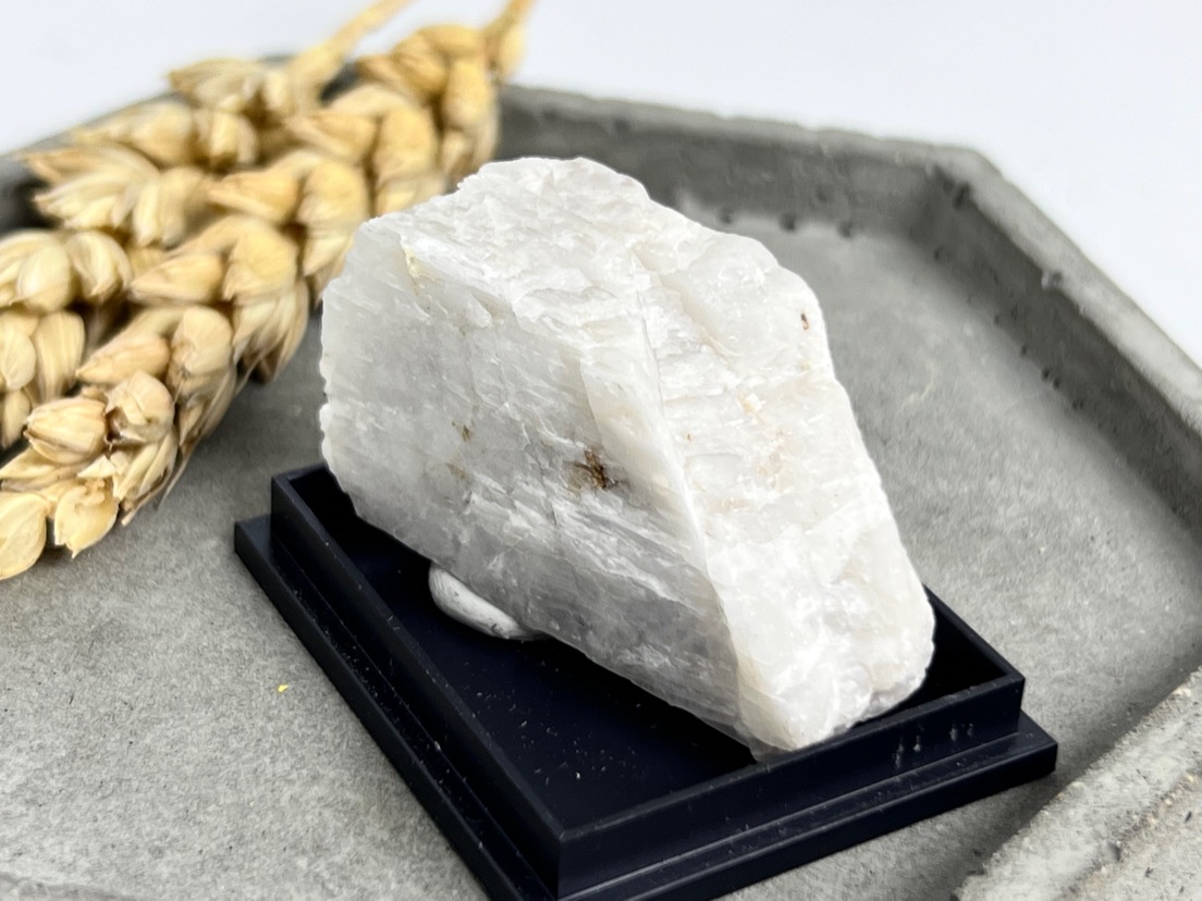 Образец беломорита (лунный камень) в пластиковом боксе OBM-0555, фото 1
