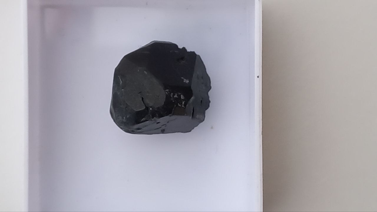  Образец чёрной шпинели в пластиковом боксе OBM-0322, фото 2