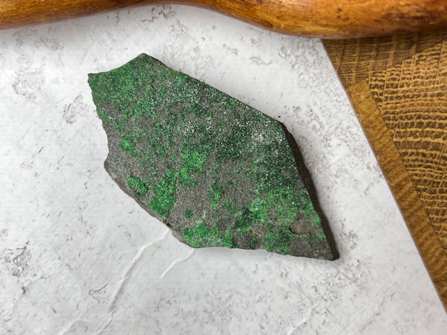 Уваровит (зелёный гранат), 0,9 х 3,4 х 6,5 см OBM-1426, фото 1