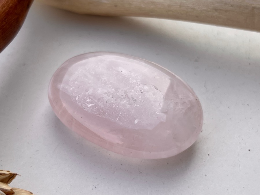 Розовый кварц, полировка 1,4 х 3,1 х 4,4 см POL-0358, фото 3