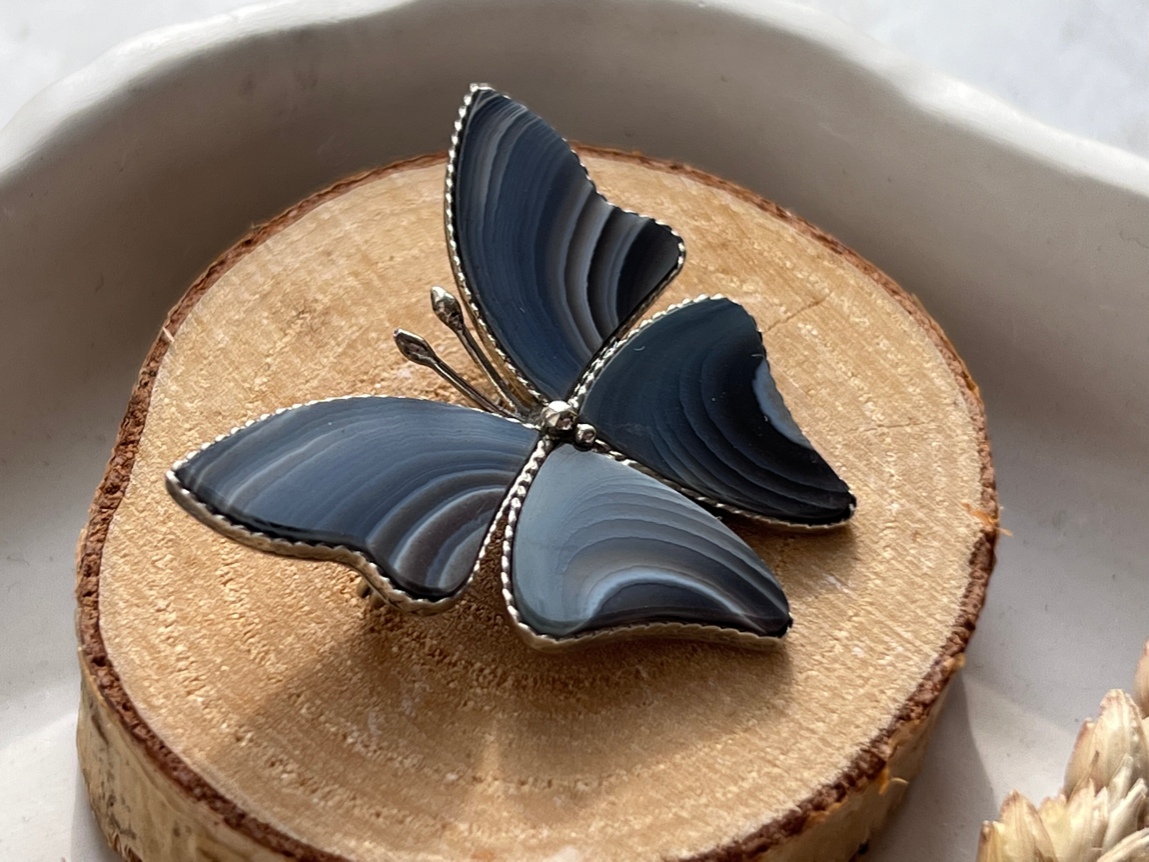 Купить Брошь бабочка с агатом от магазина В Мире Самоцветов