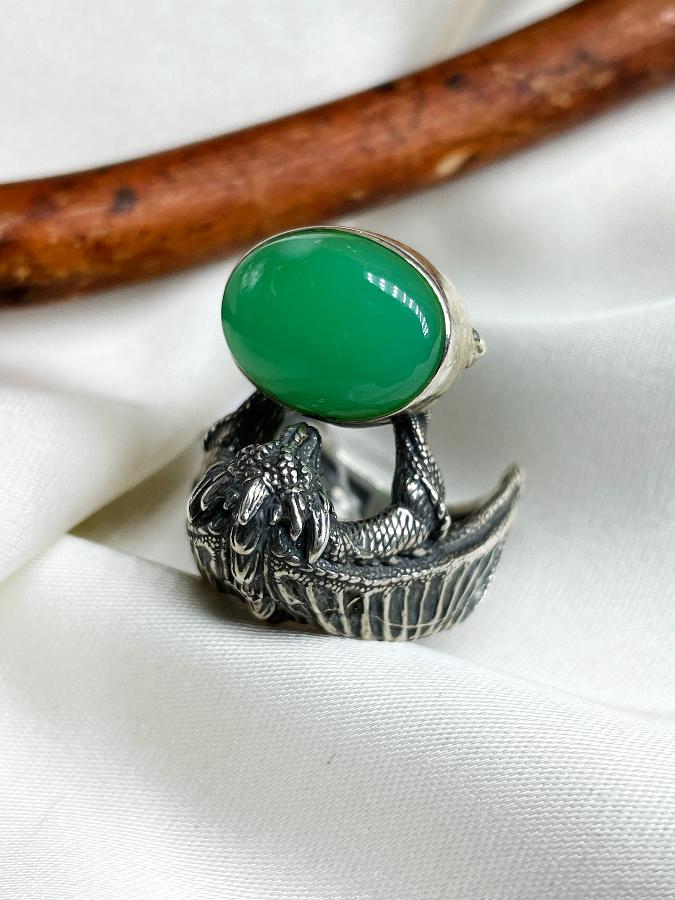 купить Кольцо из серебра с хризопразом в форме дракона, 18,5 размер  , фото 3