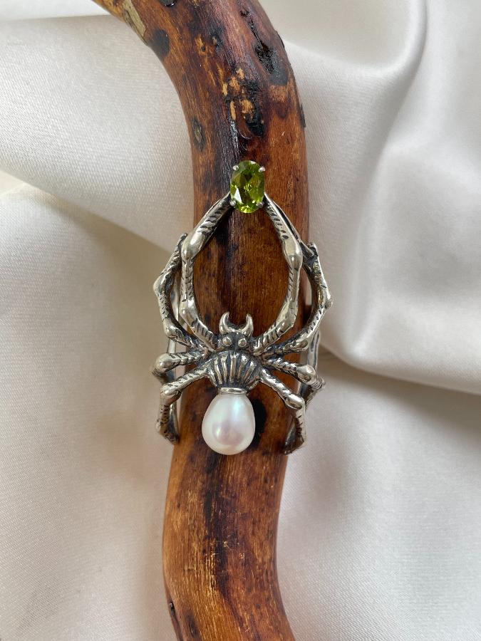 Кольцо из серебра в форме паука с жемчугом и хризолитом, 18,0 размер  588929, фото 1