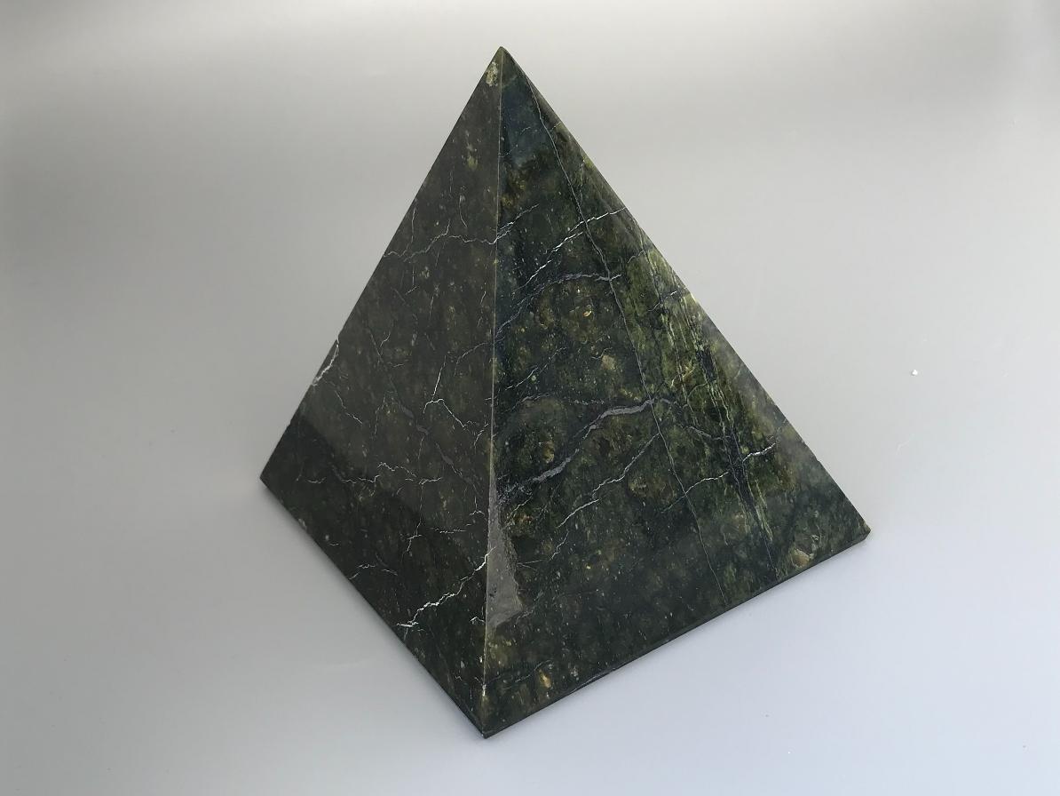 Пирамида из змеевика 10,5х9,4х9,4 см PR-0010, фото 2