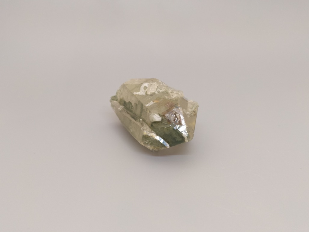 Кварц с актинолитом, кристалл 3,1х3,3х5,9 см 2020039, фото 1