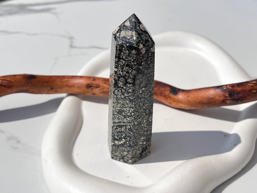 Столбик (обелиск) из чёрной яшмы, 2,8 х 3,2 х 10,4 см ST-0219, фото 1