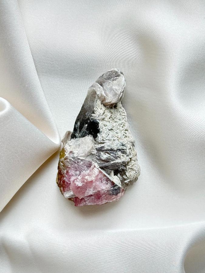 Дравит, рубеллит, кварц, альбит, лепидолит 5,9 х 3,5 х 2,3 см OBM-1591, фото 2