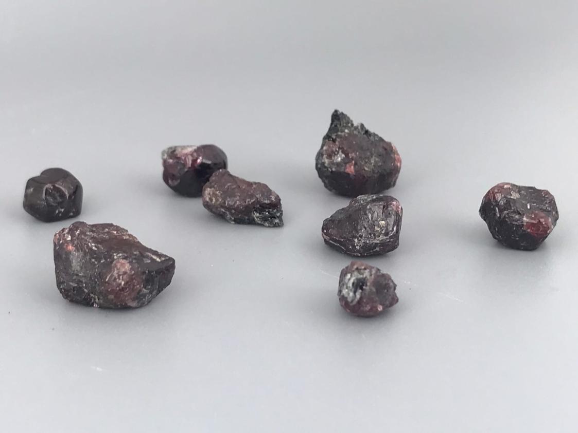 Гранат (альмандин), кристалл 1,3х0,9х1,0 см GAL-0021, фото 2