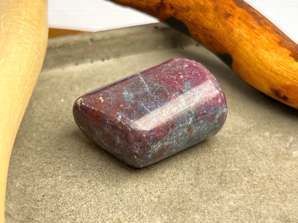 Корунд (рубин) с кианитом, полировка 1,7 х 2,2 х 3 см POL-0320, фото 4
