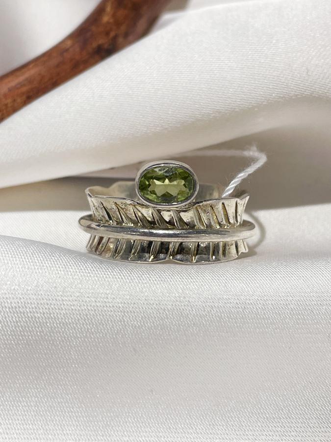 купить Кольцо из серебра с хризолитом,19,8 размер , фото 1