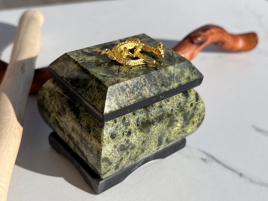 Шкатулка из змеевика с ящеркой на крышке 5,8 х 6,2 х 6,8 см SCH-0022, фото 4
