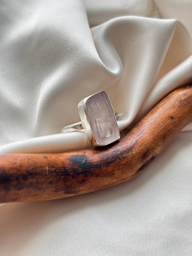 купить Кольцо из серебра с кунцитом  , фото 1