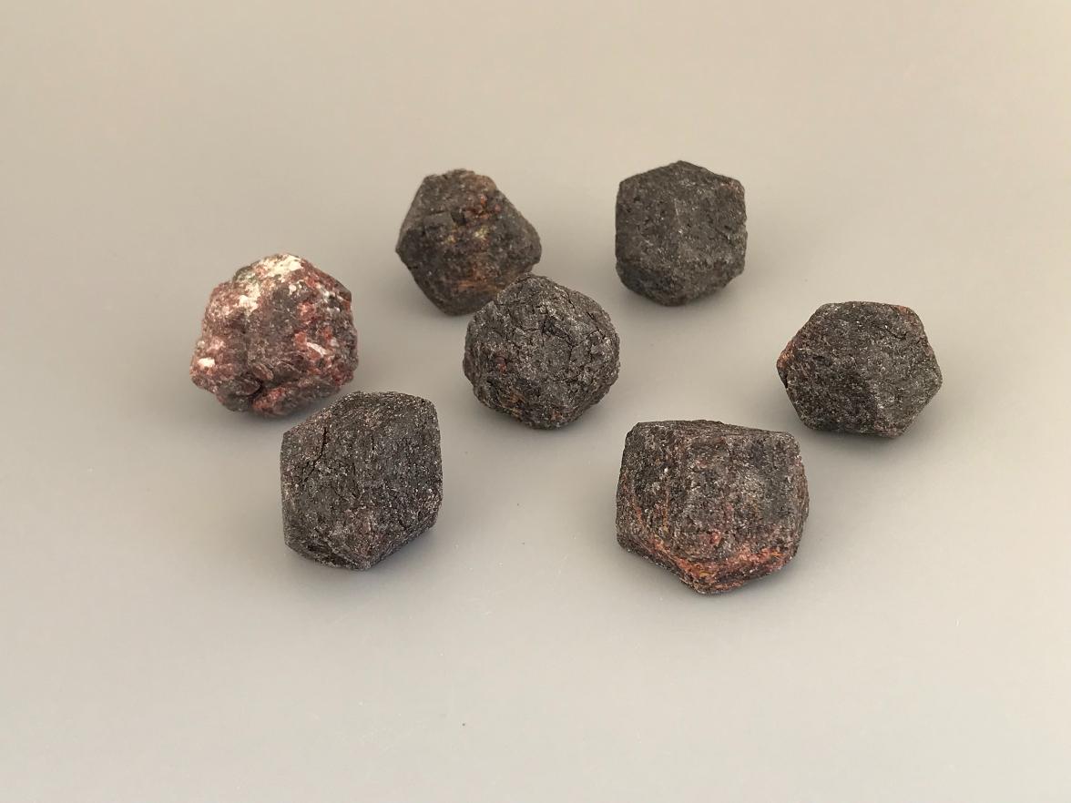 Гранат (альмандин), кристалл 2,7х2,6х2,4 см GAL-0171, фото 2