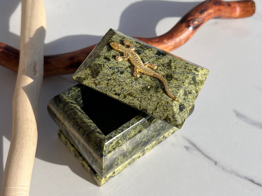 Шкатулка из змеевика с ящеркой на крышке 5,5 х 5,6 х 7,5 см SCH-0021, фото 1