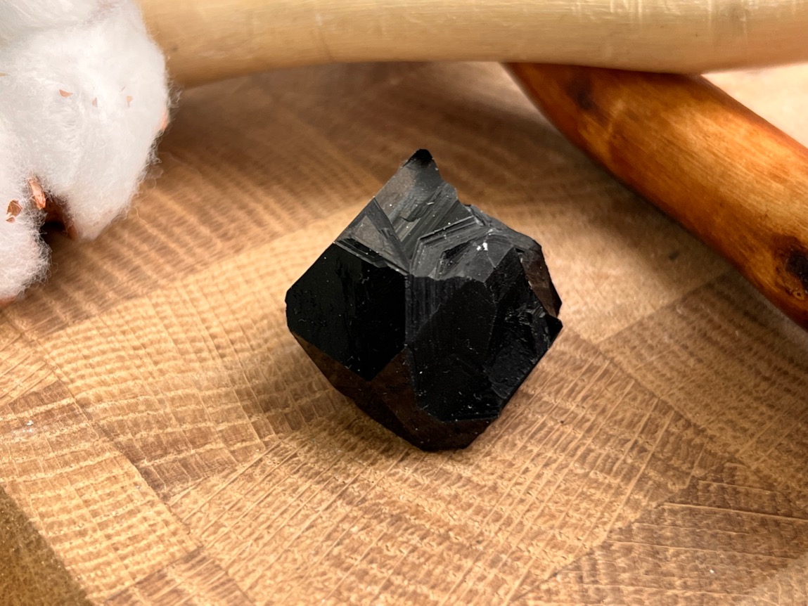 Шерл (чёрный турмалин), 1,8 х 2,3 х 2,8 см OBM-1038, фото 1