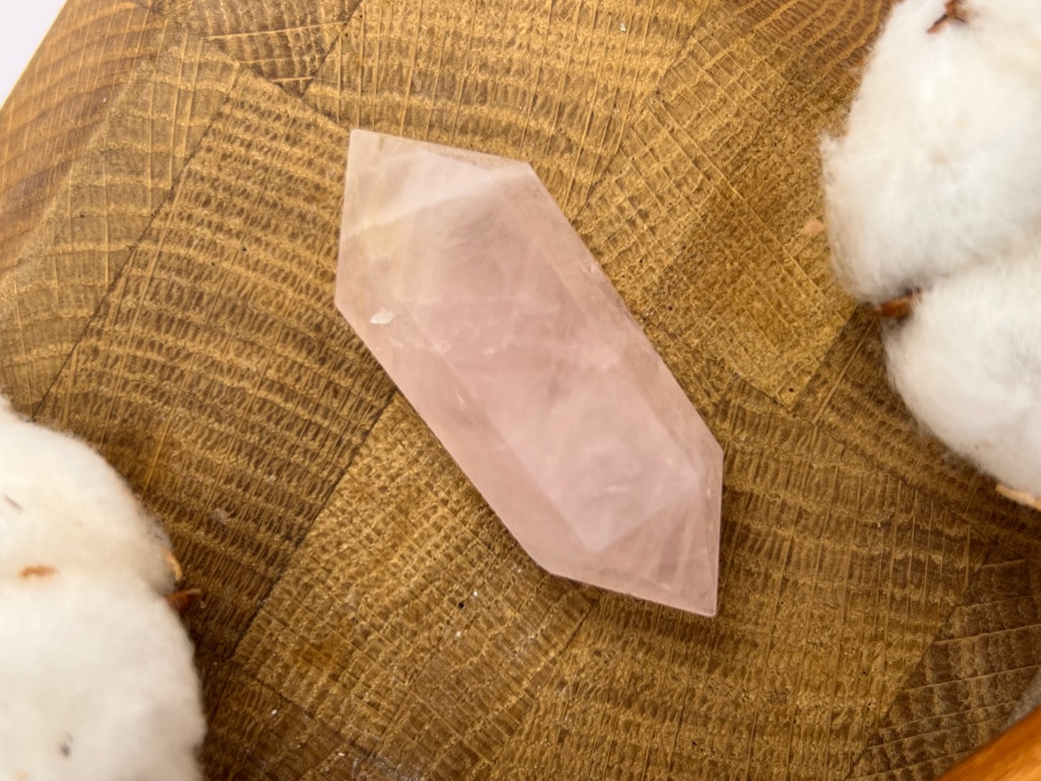 Розовый кварц в форме двухголового кристалла, 1,5 х 2 х 5 см GAR-0047, фото 1