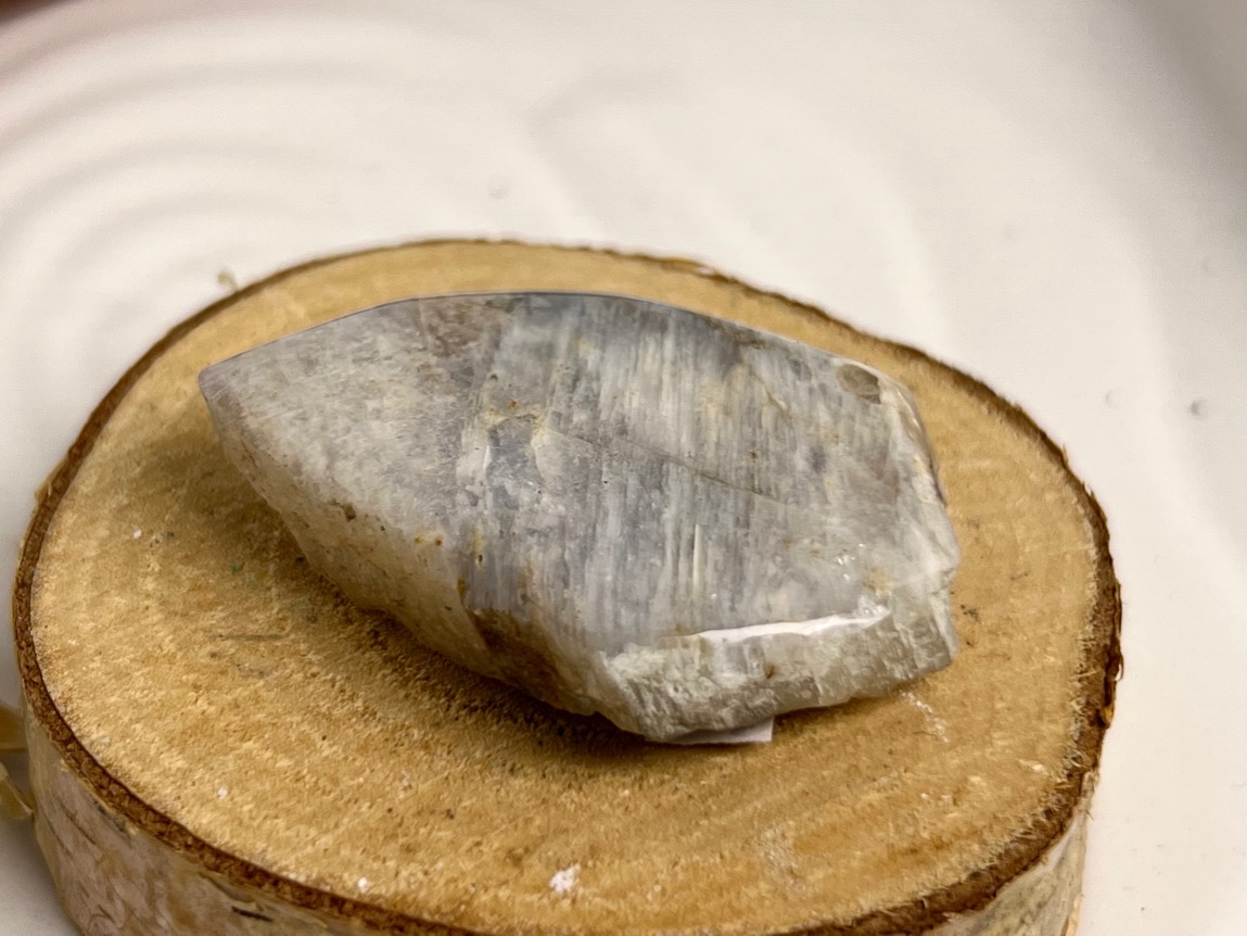 Лунный камень (беломорит) 4,2 х 3,2 х 1,1 см POL-0185, фото 3