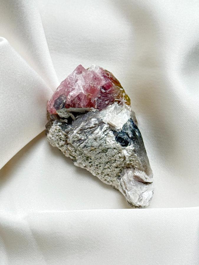 Дравит, рубеллит, кварц, альбит, лепидолит 5,9 х 3,5 х 2,3 см OBM-1591, фото 1