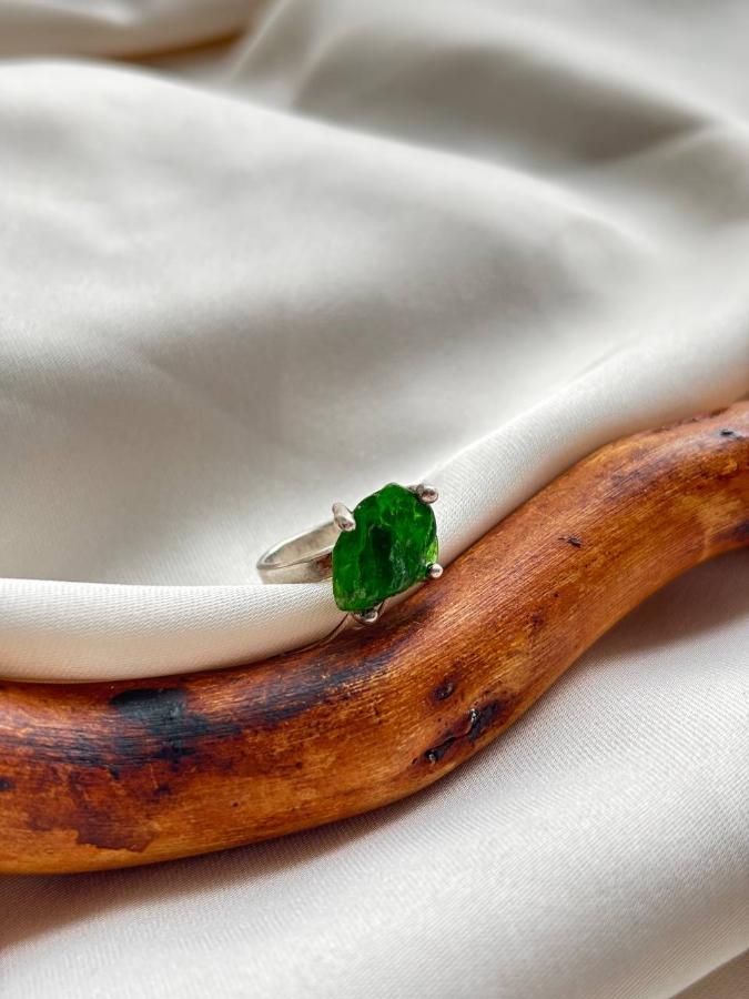 купить Кольцо из серебра с хромдиопсидом  , фото 1