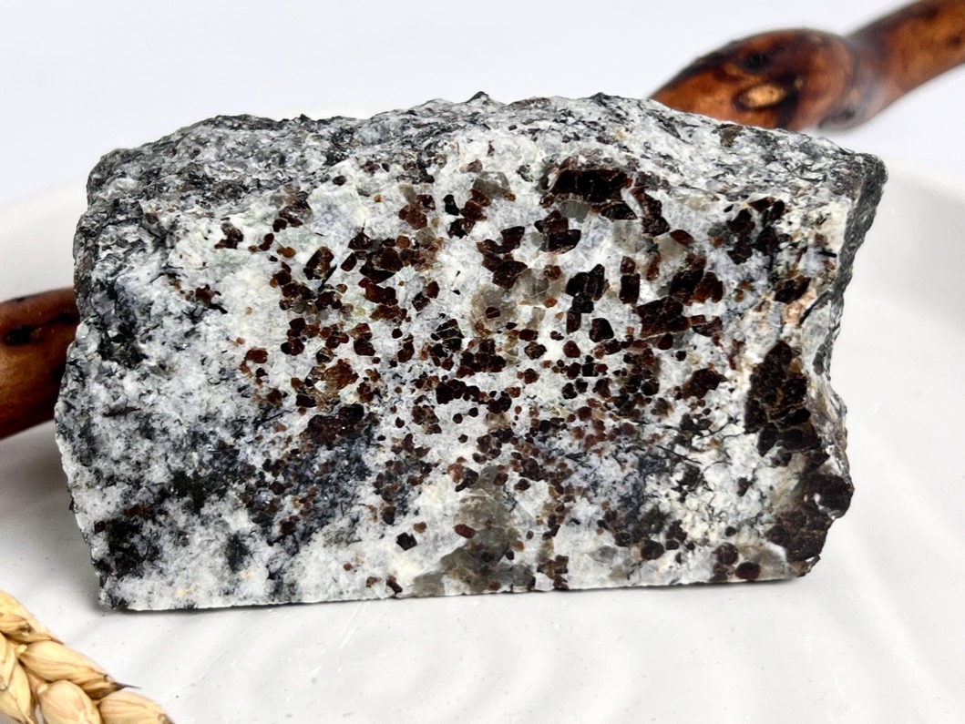 Астрофиллит, альмандиновый шпат, эгирин в альбите 9,1 х 5 х 3,6 см  OBM-0560, фото 1