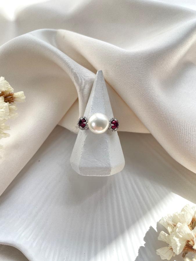 купить Кольцо из серебра с жемчугом и красным корундом, 17,5 размер , фото 2