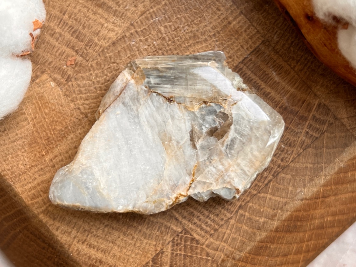 Лунный камень, полировка 1,3 х 4,2 х 5,4 см POL-0251, фото 1