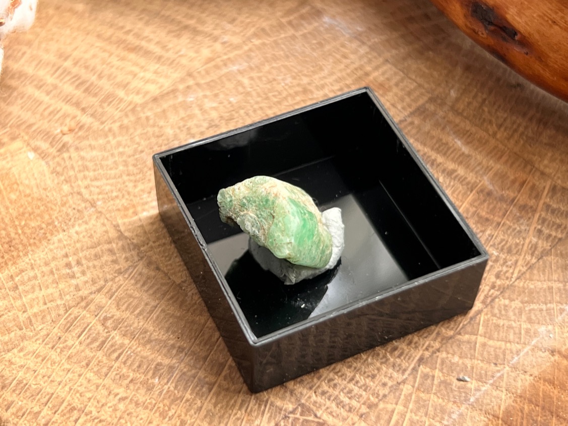 Образец зелёного берилла (изумруд) в пластиковом боксе OBM-0984, фото 3