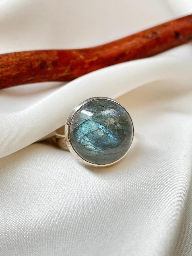 купить Кольцо из серебра с лабрадором,18,5 размер  , фото 1