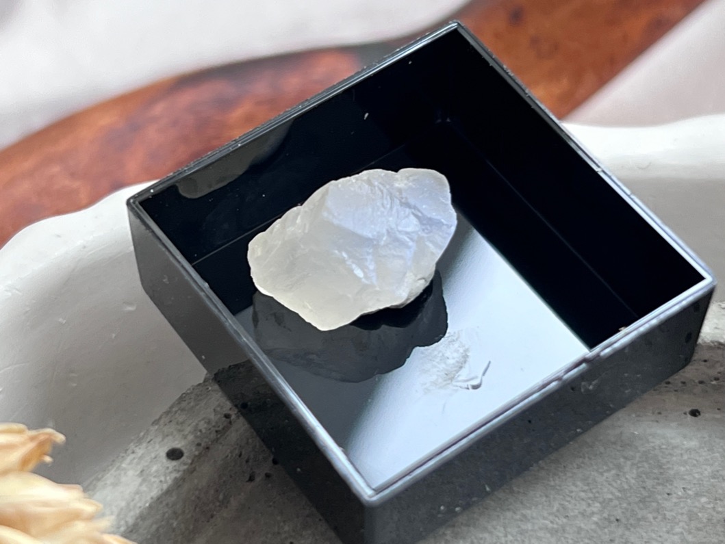 Образец лунного камня в пластиковом боксе OBM-0783, фото 1