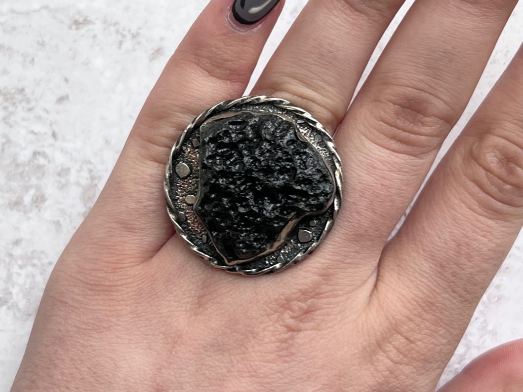 Купить Кольцо с тектитом, 18,25 размер от магазина В Мире Самоцветов